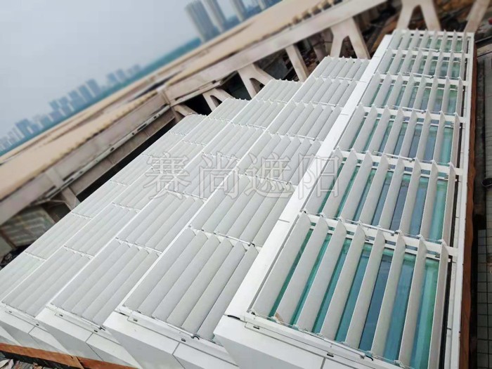 濟寧文化中心廣場幕墻戶外電動遮陽百葉工程實景效果 濟寧文化中心廣場幕墻戶外電動遮陽百葉工程實景效果